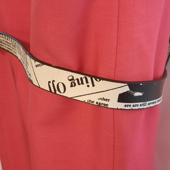 Chic White and Black Mini Bag with Structured Design - Picture 4 of 10